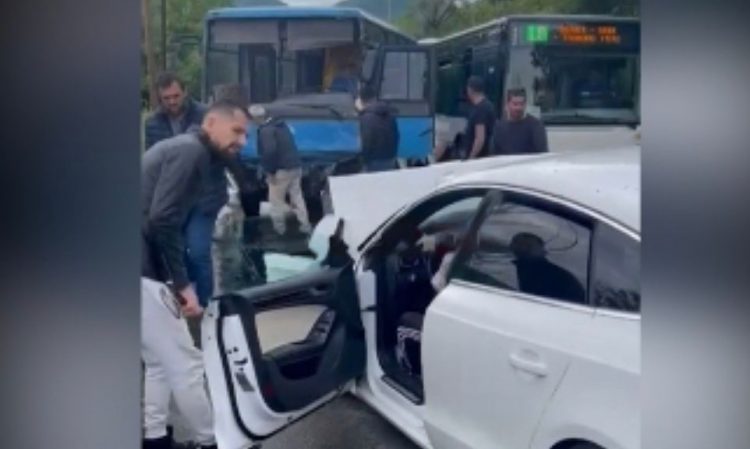 Autobusi përplaset me automjetin, raportohet për 2 të plagosur