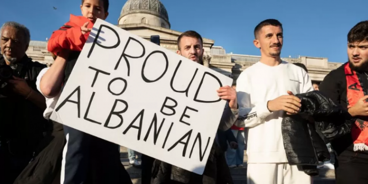 Nis fushata e qeverisë britanike për pengimin e emigrantëve shqiptarë: Do përballeni me…