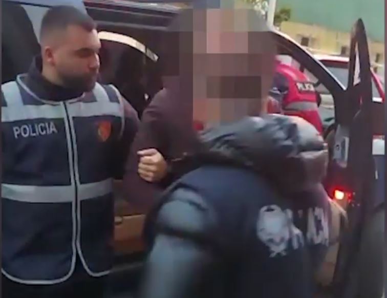 Transportonte 29 emigrantë të paligjshëm me kamionçinë, kapet 52-vjeçari