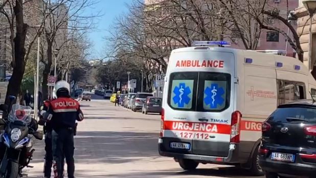 65-vjeçari përplas me makinë këmbësoren. E plagosura niset me urgjencë në spital