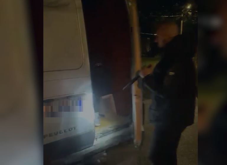 Transportonte me furgon 15 emigrantë të paligjshëm, arrestohet 56-vjeçari nga Durrësi