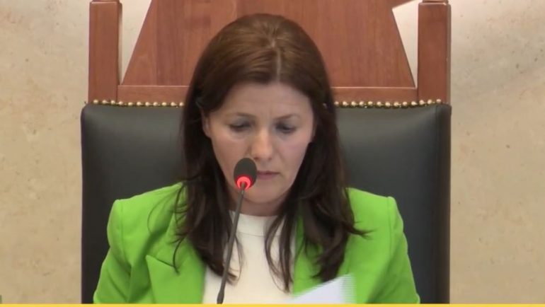 “Vari leshtë”/ Harroi mikrofonin hapur, zv.kryetarja e Kuvendit “lëshon gojën” në Parlament