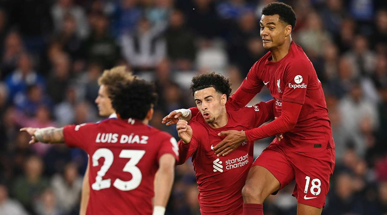 Fitorja e shtatë radhazi, Liverpool “presion” United dhe Newcastle