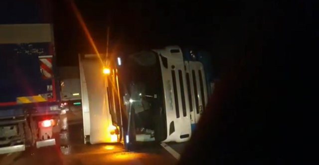 Aksident në aksin Gjirokastër-Tepelenë, mjeti i tonazhit të rëndë del nga rruga