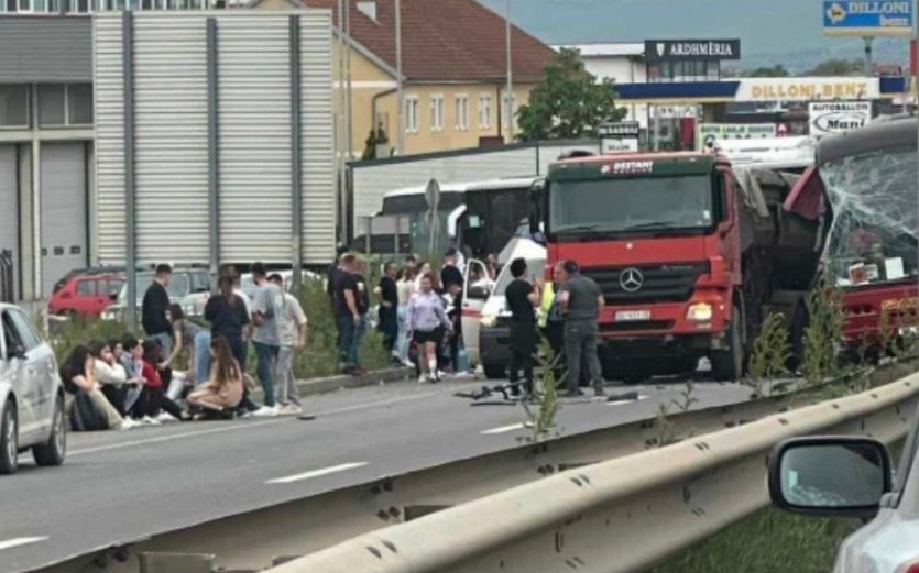 Aksident i rëndë, autobusi përplaset me kamionin, 30 të plagosur
