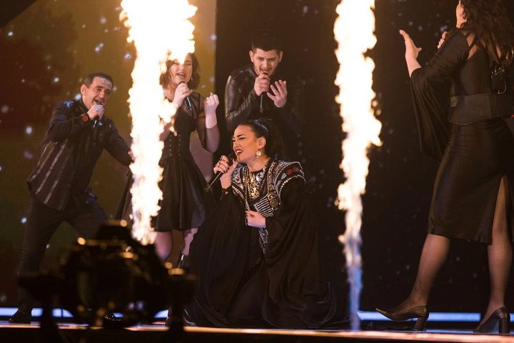 Performanca/ Albina Kelmendi dhe familja shkëlqejnë në finalen e Eurovision 2023