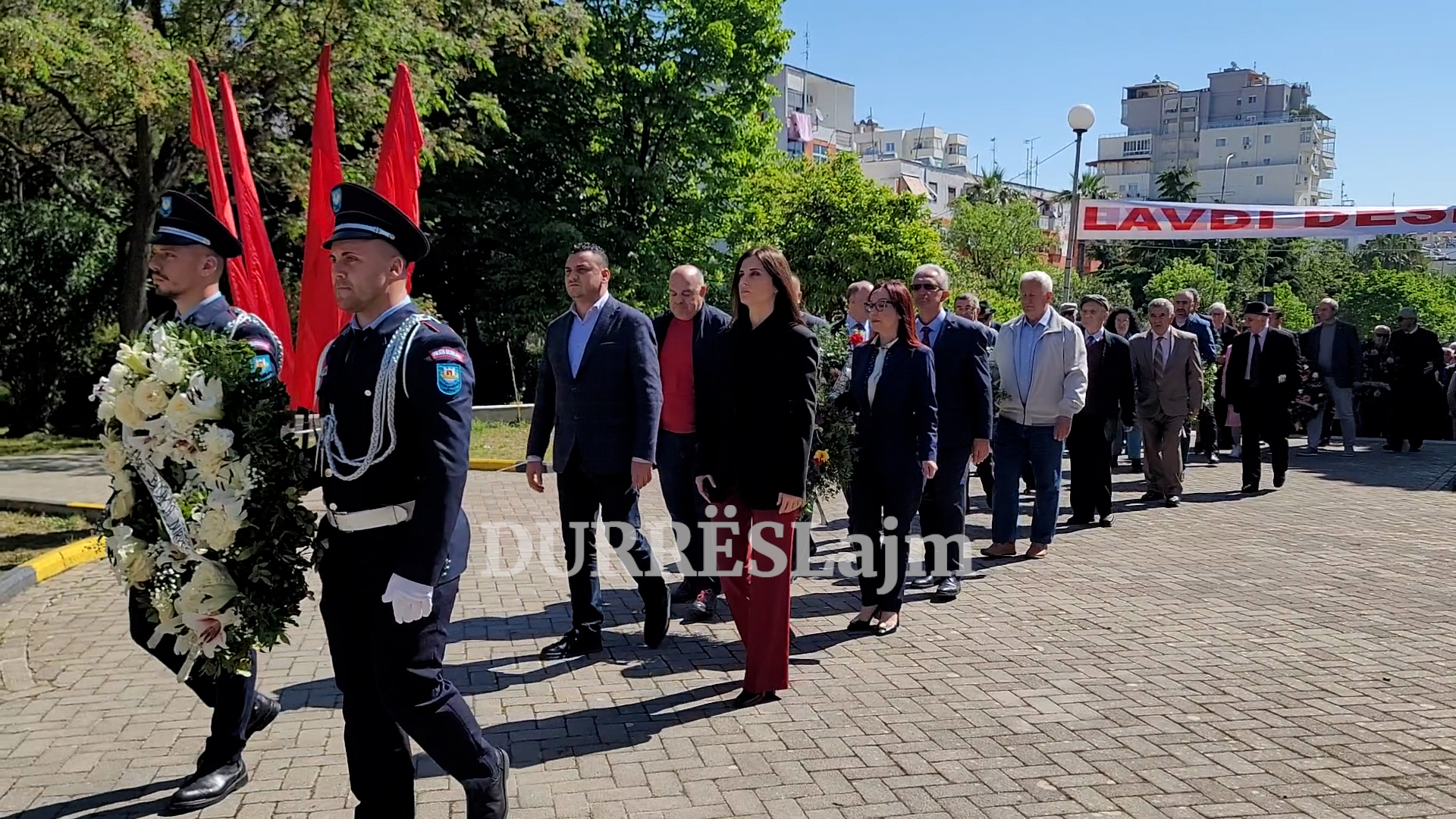 5 maji në Durrës, autoritetet vendosin kurora me lule në Mauzoleumin e Dëshmorëve (VIDEO)