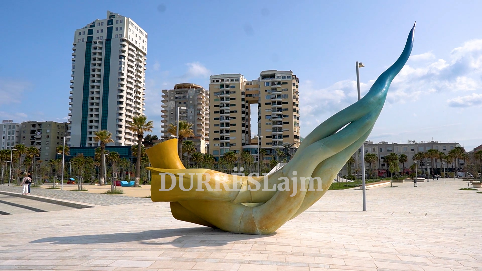 Një vepër arti i dhurohet Durrësit, skulptura &#8220;Rrënjët&#8221; vendoset në shëtitoren &#8220;Taulantia&#8221; (FOTO &#038; VIDEO)