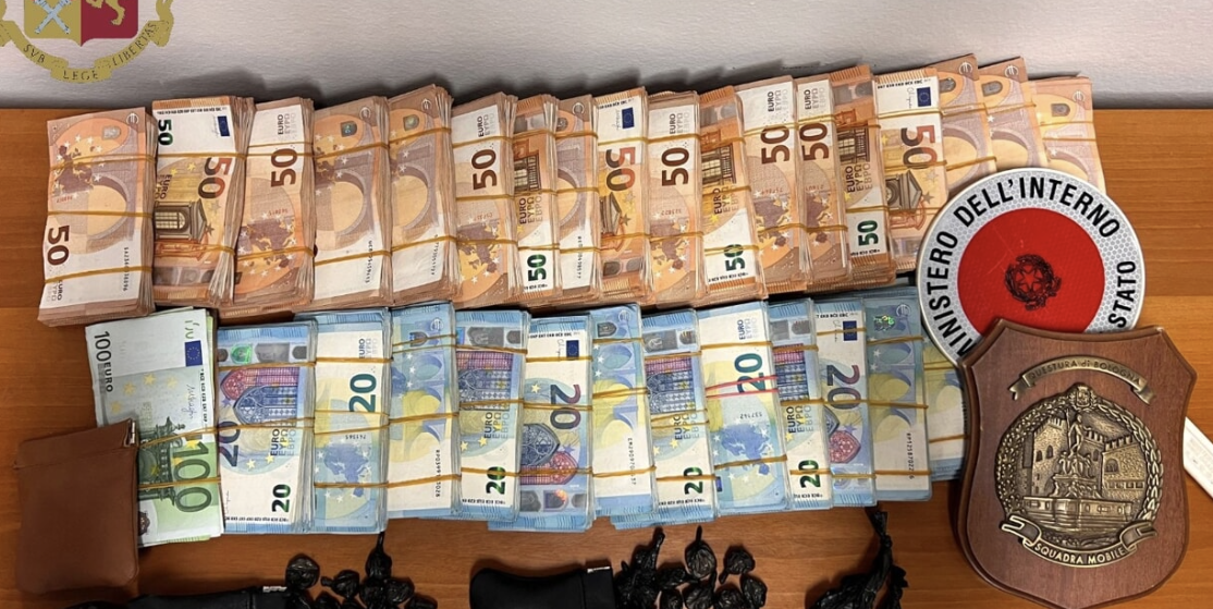 Shiste lëndë narkotike nëpër lagjet italiane, arrestohet 31-vjeçari shqiptar, policia i sekuestron 115 mijë euro