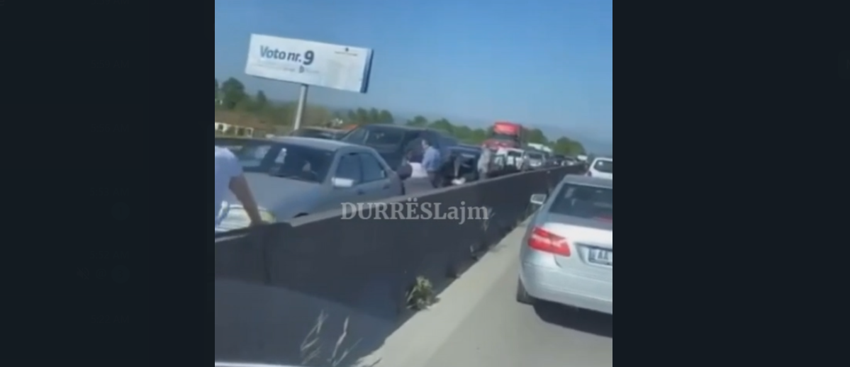 Aksident masiv në mbikalimin e Sukthit, përplasen pesë makina (VIDEO)