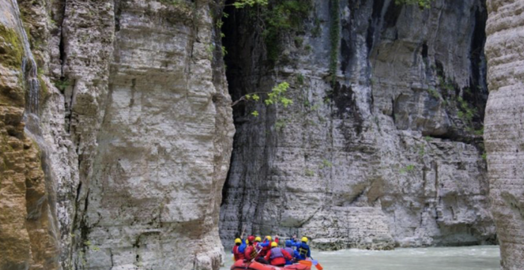 U futën për të notuar në kanionet e lumit Osum, rrjedha e ujit merr para çiftin holandez, gruaja shpëton, asnjë gjurmë nga burri