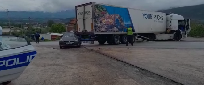 Kamioni përplas makinën në Qafë-Thanë, humb jetën 56-vjeçarja gjermane