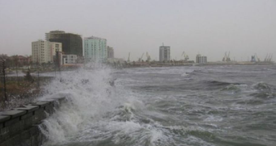 Moti i keq në Durrës, pezullohet për dy ditë lundrimi i mjeteve të vogla lundruese dhe peshkimit