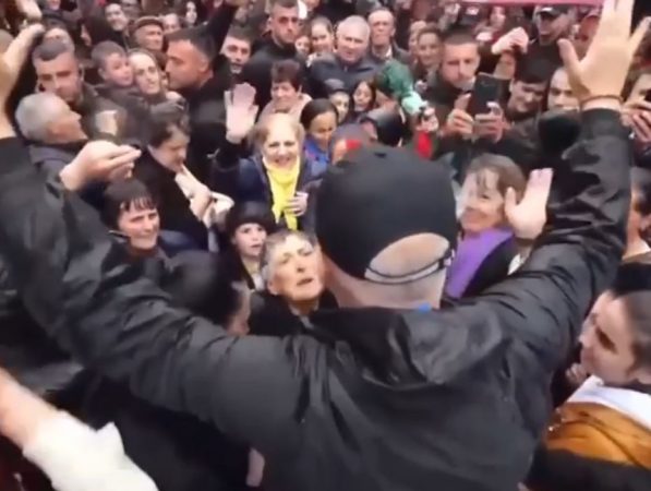 Të moshuarës i bie të fikët para kryeministrit, Berisha nxjerr videon: Rama vazhdon tallavanë e përdridhet sikur&#8230;