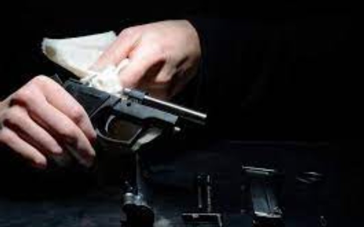 16-vjeçari plagoset aksidentalisht me armën e shërbimit të babait të shokut