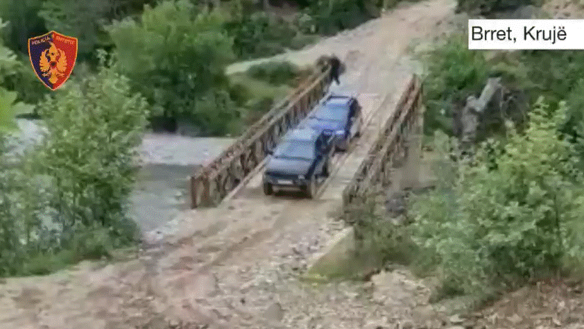 Automjeti i tyre pësoi defekt në zonën malore, policia i vjen në ndihmë 3 turistëve izraelitë në Krujë (VIDEO)