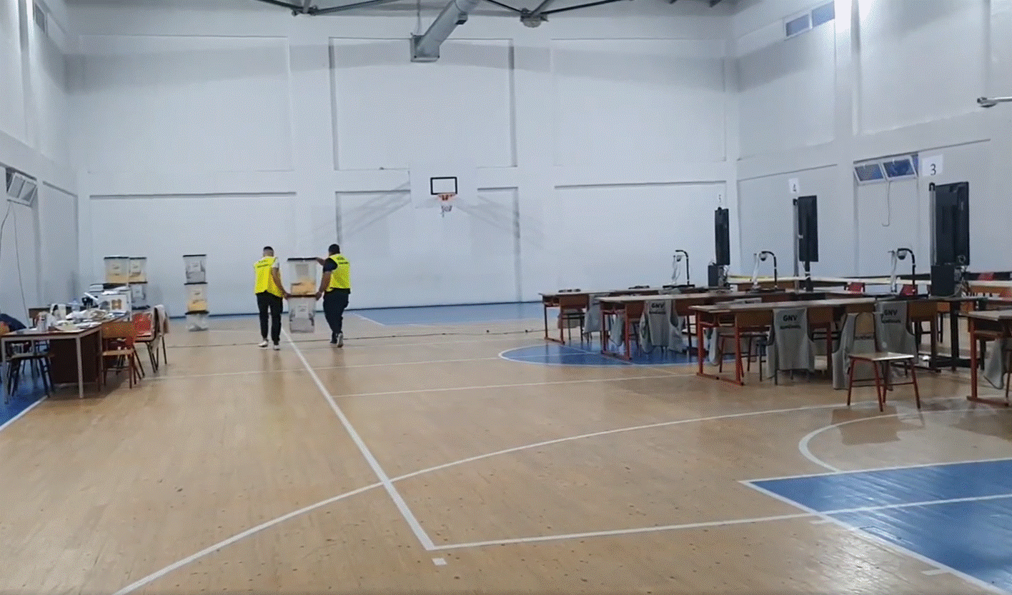 Mbërrijnë kutitë e para të votimit pranë KZAZ-ve të Durrësit (VIDEO)