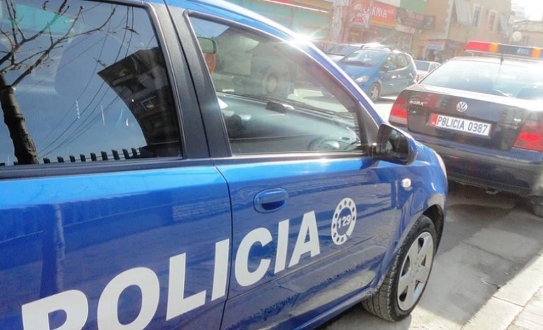 Mori peng një qytetar dhe i grabiti me dhunë celularin, arrestohet 23-vjeçari