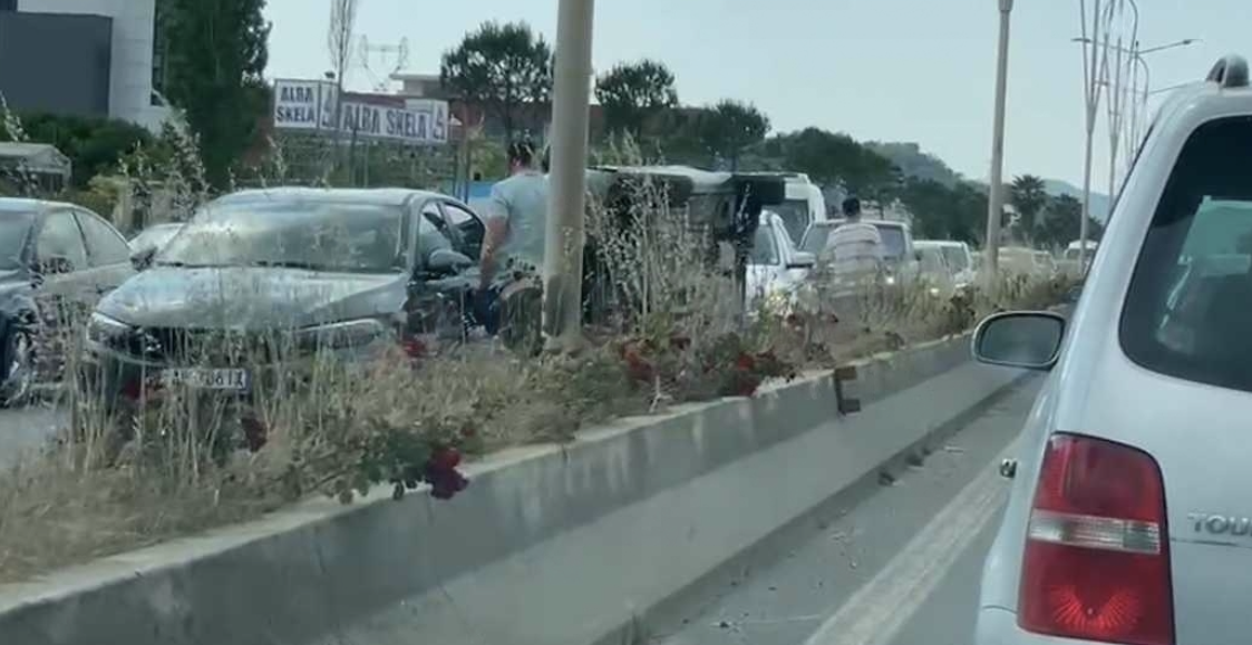Aksident në autostradën Tiranë-Durrës, makina kthehet përmbys në mes të rrugës
