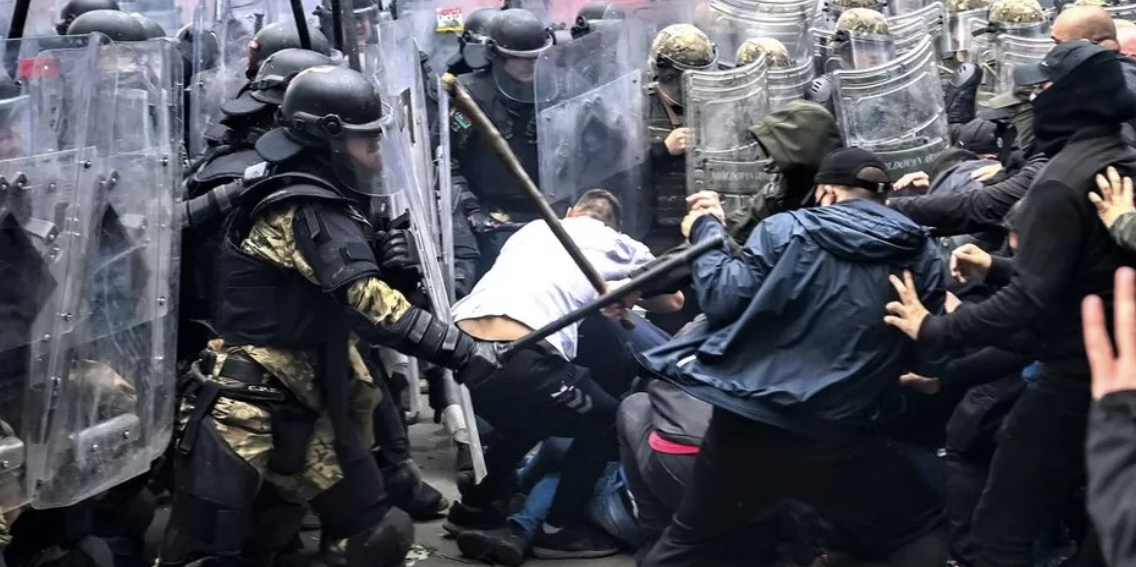 BBC jehonë tensioneve në veri të Kosovës: Vendosja e kryebashkiakëve shqiptarë solli trazira me serbët