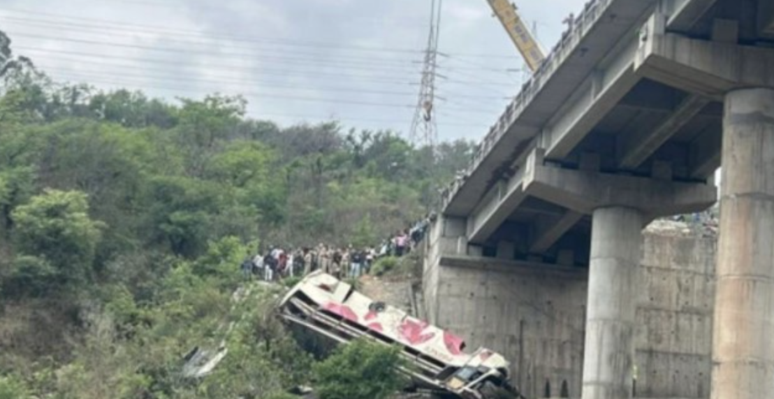 Aksident tragjik, autobusi bie nga ura humbin jetën 10 persona