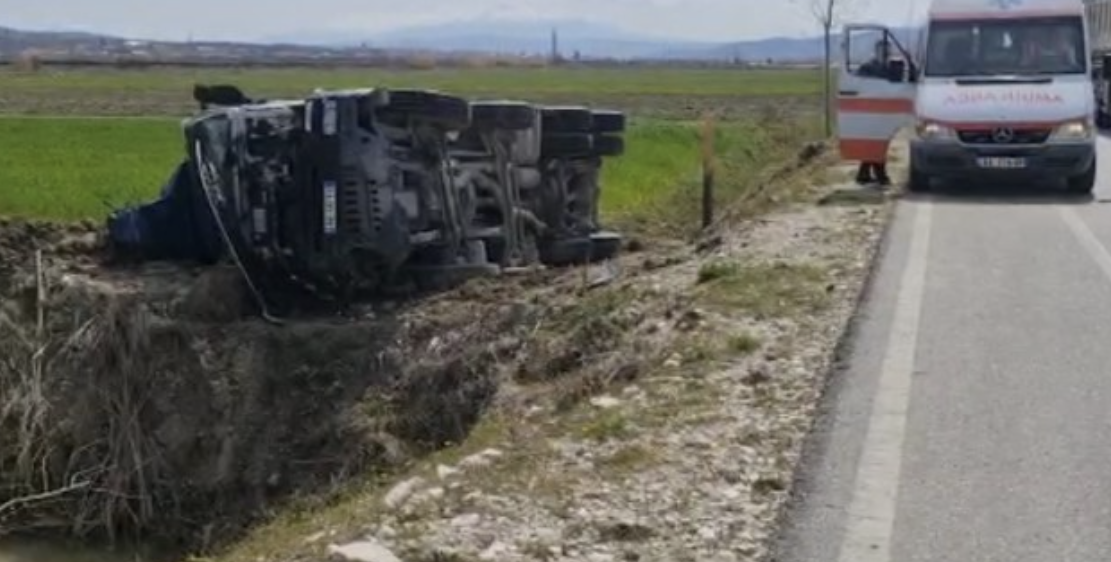 Aksident në aksin Qafë Thanë-Pogradec, furgoni përmbyset në rrugë