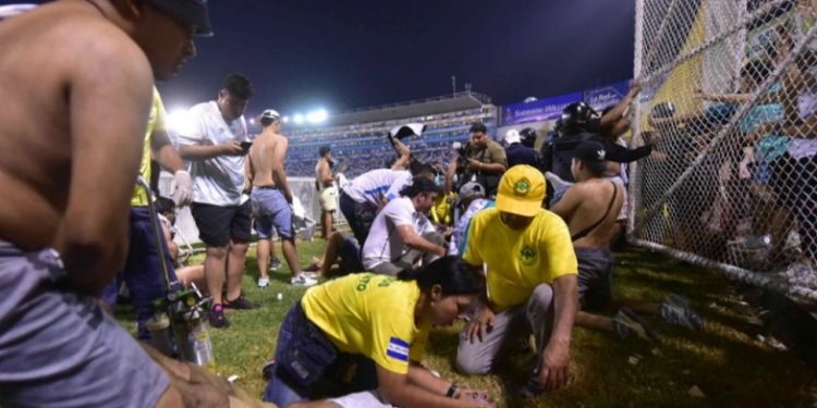 Kaosi në stadiumin e El Salvadorit, 12 të vdekur dhe 100 të plagosur
