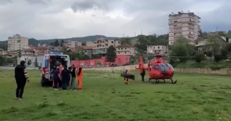 Dy të plagosurit nga aksidenti në Qafë Thanë transportohen me helikopter drejt Traumës