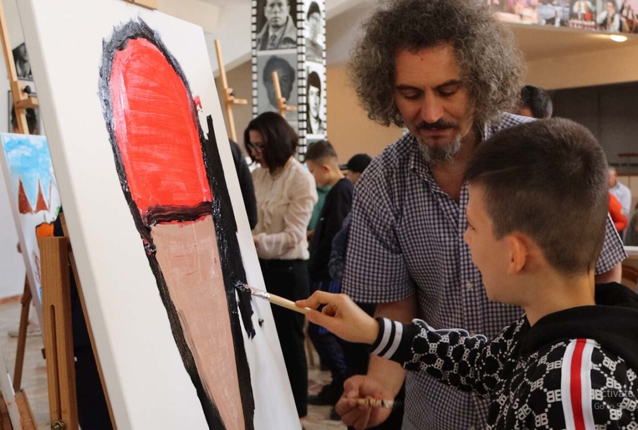 Piktorët e njohur bashkojnë penelat me fëmijët me aftësi të veçanta në Peshkopi