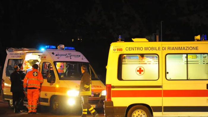 Makina del nga rruga dhe përplaset me pemën, humb jetën i riu shqiptar në Itali