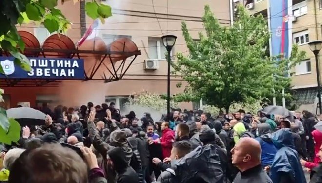 Gaz lotsjellës dhe të shtëna me armë zjarri në Zveçan të Kosovës