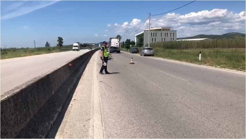 Motoristi i dehur përplaset me trafikndarësen, në gjendje të rëndë