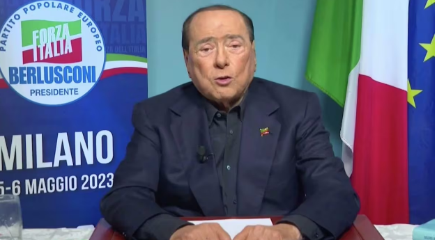 Berlusconi shfaqet për herë të parë pas shtrimit të tij në spital