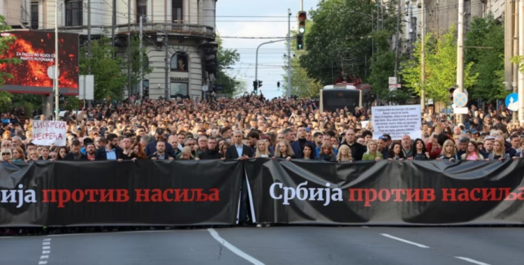 Vrasjet në Beograd, mijëra qytetarë protestojnë kundër dhunës në Serbi