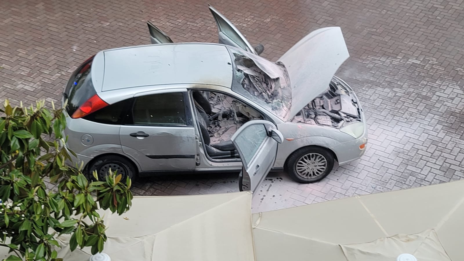 PAMJE/ Shpërthen në flakë makina në Elbasan