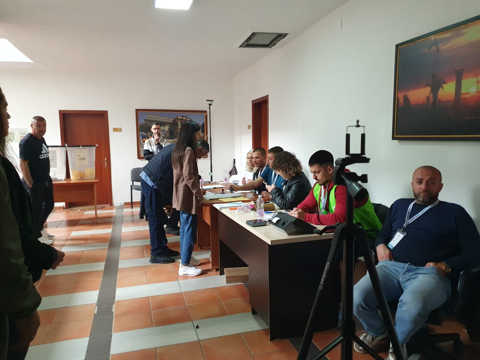 Durrës, nis tri orë me vonesë procesi i votimit në QV 1471