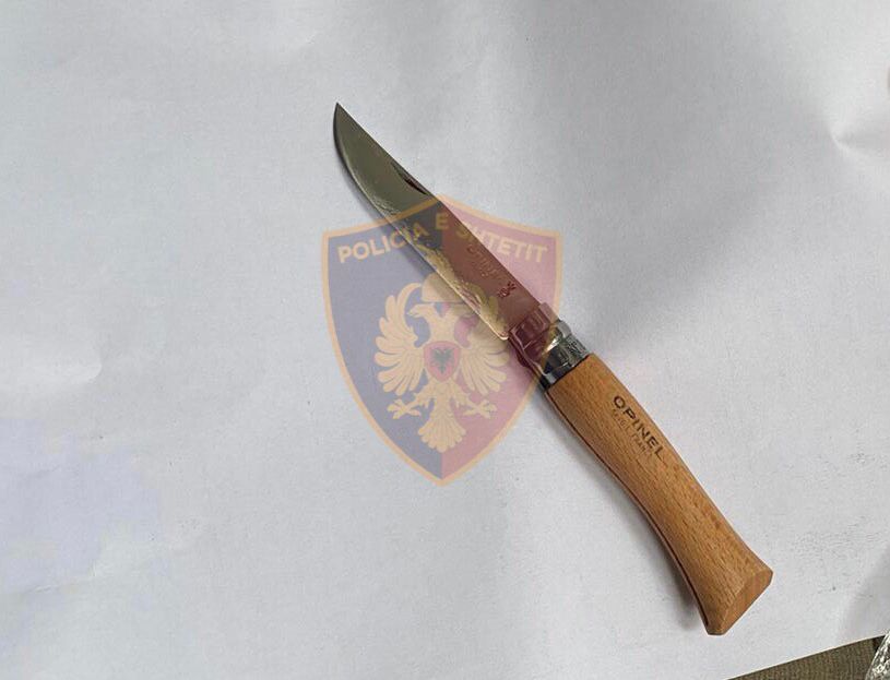 Plagosi me thikë 55-vjeçarin, arrestohet autori