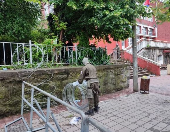 “Të tërhiqen kryetarët shqiptarë të komunave dhe njësitë speciale”, serbët në Veri vazhdojnë protestat