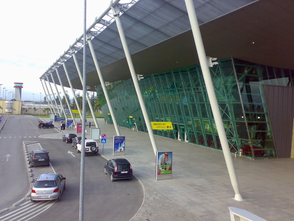 Autoriteti i Konkurrencës urdhëron koncesionarin të lejojë shërbimin taksi nga Aeroporti i Tiranës pa kufizime
