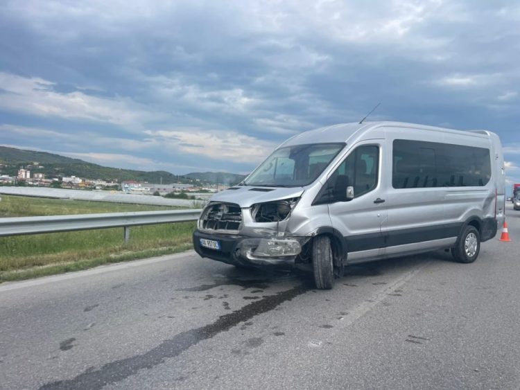 Aksident i rëndë, makina përplaset me një furgon pasagjerësh