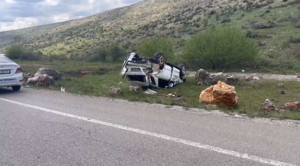 Makina del nga rruga, plagoset shoferi dhe një 23-vjeçar