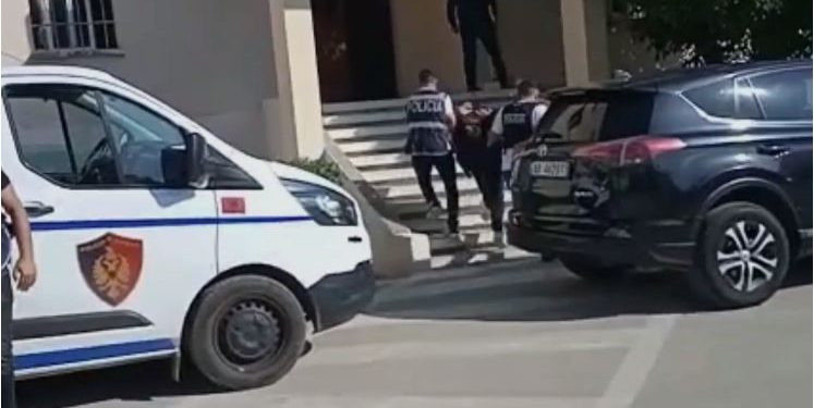 Vodhën dyqanin dhe tentuan t’i shpëtonin policisë, pranga dy të rinjve 