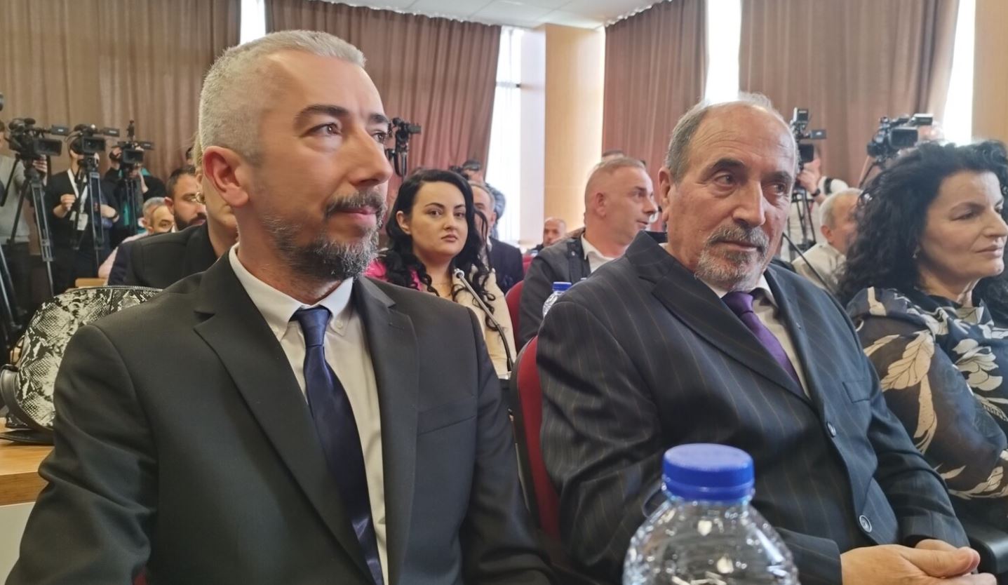 Betohet kryetari i ri në Mitrovicën e Veriut, vendoset flamuri i Kosovës jashtë godinës