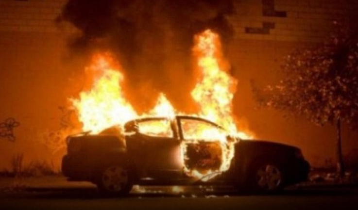 E kishte marrë me qira, shkrumbohet “Benz”-i i 31-vjeçarit