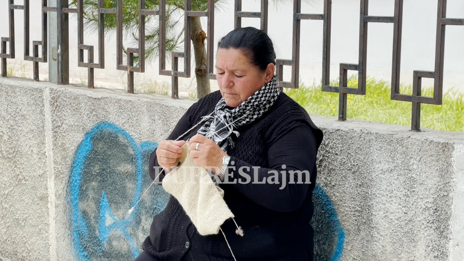 Pensionistet në Durrës, që punojnë në rrugë me shtiza për disa të ardhura më shumë (VIDEO)
