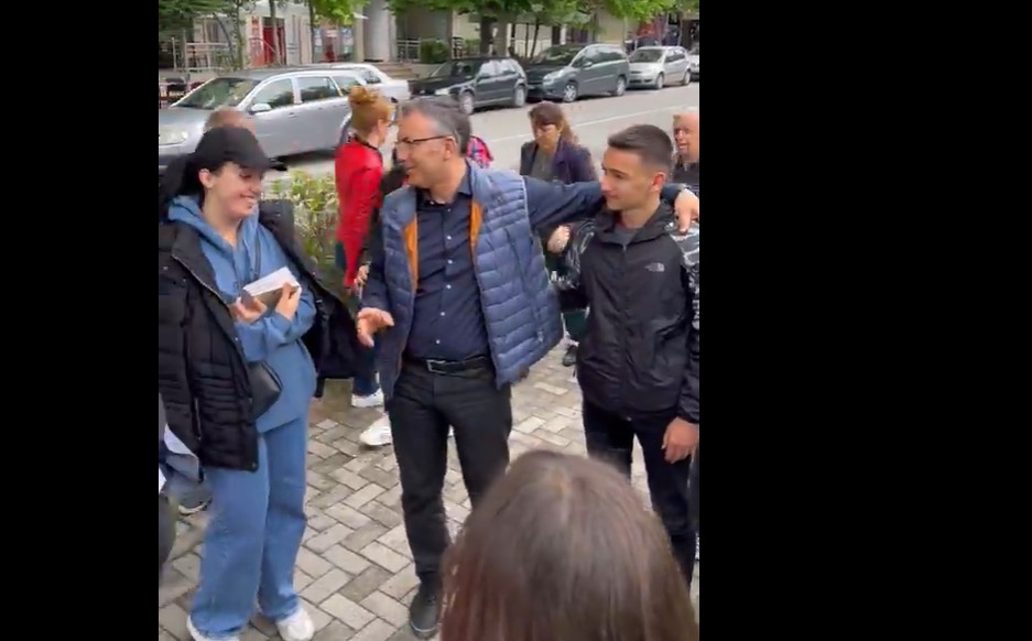 Cara iu drejtohet të rinjve të Durrësit: Sot kam nevojë më shumë se kurrë t&#8217;i kem pranë vetes (VIDEO)