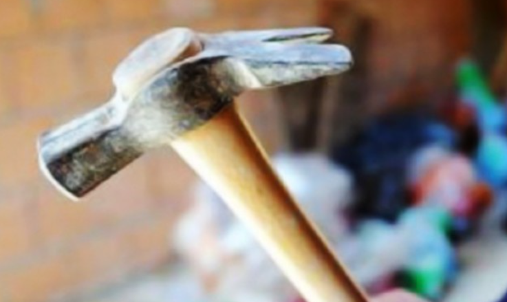 “Çmendet” 42-vjeçari, godet me çekiç një person (Emrat)