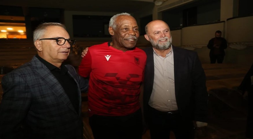 I veshur me fanellën e Kombëtares, aktori amerikan Danny Glover viziton Shqipërinë