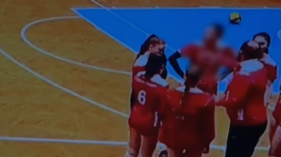Dhunë në Volej U-18 mes Korçës e Dinamos, trajneri godet me shuplakë lojtaren