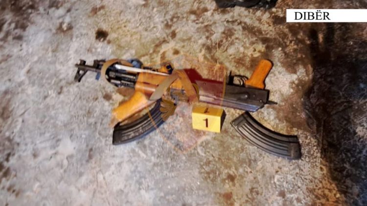 Policia i gjen 15-vjeçarit kallashnikov në banesë, nis procedimi në gjendje të lirë